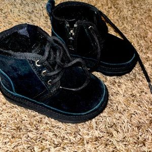 Boys toddler size 7 Uggs